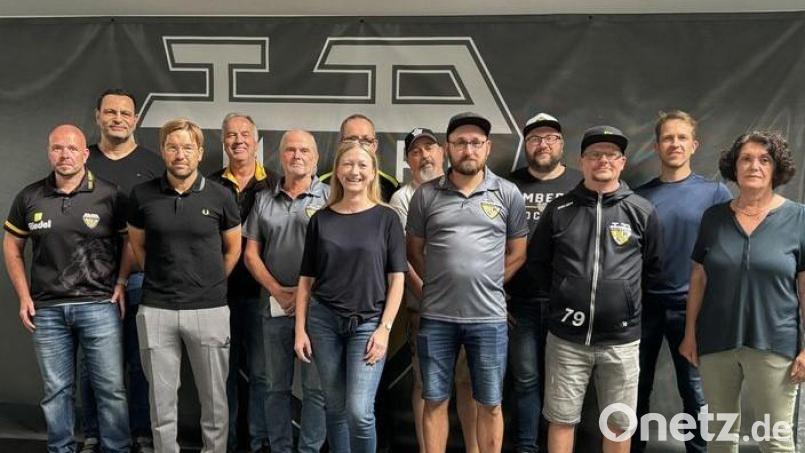 ERSC-Chef Mustafa Sugle (Zweiter von links) und sein neu gewähltes Vorstandsteam. Bild: Günter Paßler/exb