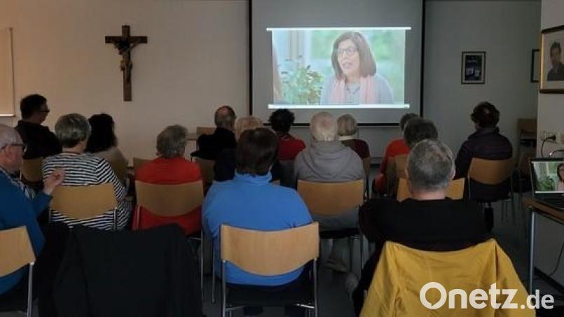 Kürzlich trafen sich mehr als 30 Engagierte und Freunde der Fokolarbewegung im großen Pfarrsaal Tirschenreuth, um gemeinsam aktuelle Berichte der Bewegung anzusehen und sich danach auszutauschen. Bild: Liselotte Kulzer/exb
