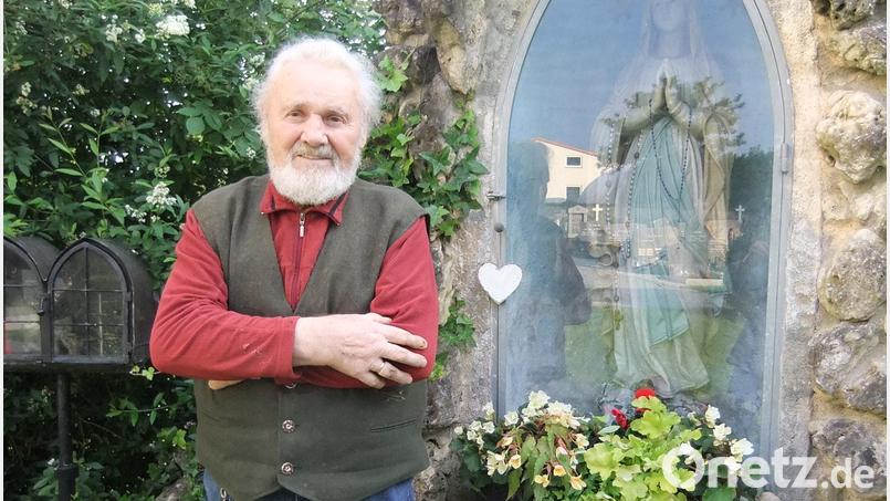 Bild zeigt den &quot;Unruheständler&quot; Hans Forster bei seiner mit Talent gebauten Grotte, die er der Nikolauspfarrei im Jahre 2004 quasi somit schenkte. Bild: gm