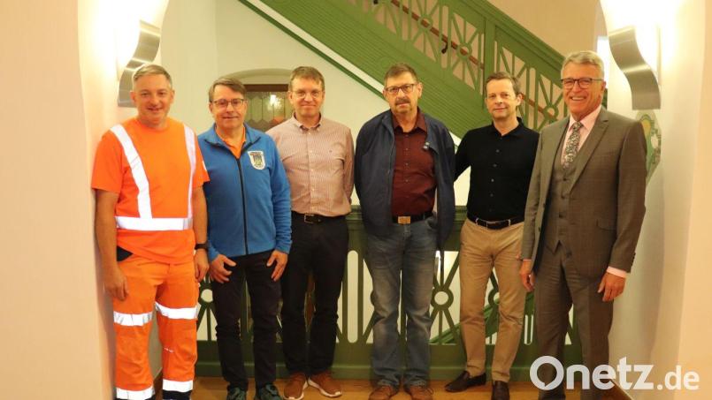 Dieter Busl (Dritter von rechts) wurde nach 31-jähriger Dienstzeit bei der Stadt Tirschenreuth in den Ruhestand verabschiedet. Mit im Bild (von rechts) Bürgermeister Franz Stahl, Leiter der Hauptverwaltung Markus Bergauer, Stadtbaumeister Andreas Ockl, Bauhofleiter Reinhard Legat und Personalratsvorsitzender Karl Bayreuther. Bild: Stadt Tirschenreuth/exb