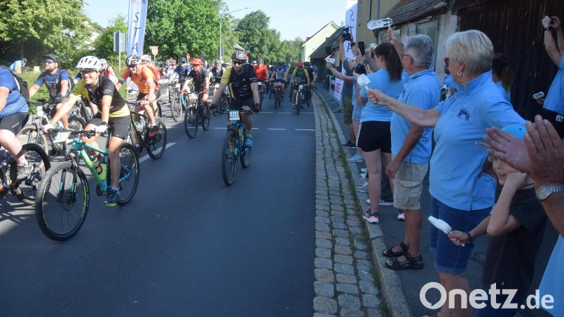 Die Windischeschenbacher freuen sich darauf, wenn sie 1000 Radlerinnen und Radler beim Start ihrer Panoramatour anfeuern dürfen. Archivbild: fz