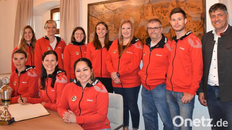 Die 1. Volleyball-Damenmannschaft des TuS/DJK Grafenwöhr wurden nach ihrem Bezirkspokalsieg von Bürgermeister Edgar Knobloch (rechts) im Sitzungssaal des Rathauses empfangen. Bild: rgr