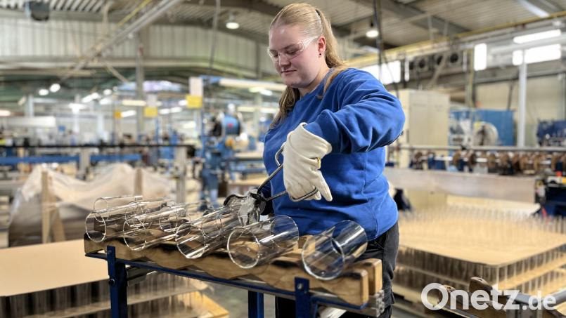 Nina Gmeiner bei der Arbeit in der Schott-Werkhalle in Mitterteich. Archivbild: Schott AG