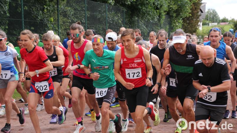 Vom Start weg ganz vorne dabei, die beiden Schnellsten beim OVL-Cup des TuS Mitterteich: Karina Maier (Startnummer 202) und Swen Arnold (172), beide von der DJK Weiden. Bild: kro