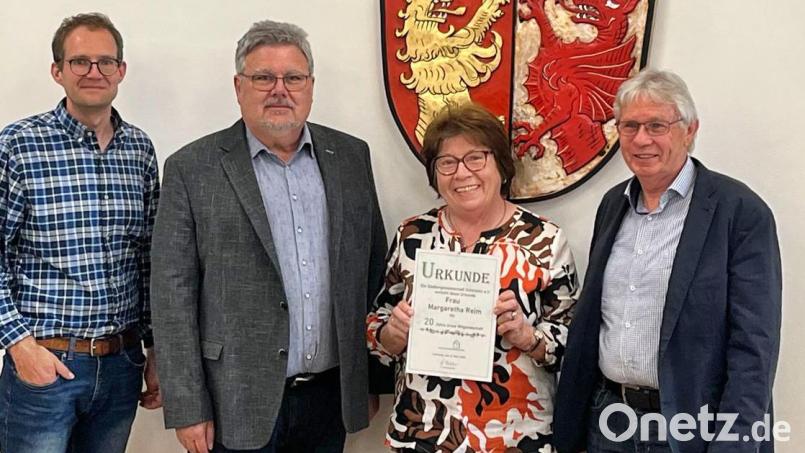 Margaretha Reim hält den Siedlern seit 20 Jahren die Treue. Der stellvertretende Vorsitzende Thomas Ruhland, Vorsitzender Walther Piehler und Altbürgermeister Karl Balk (von links) gratulieren. Bild: Walther Piehler/exb