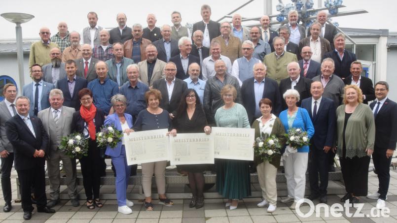 44 Meisterinnen und Meister wurde der Goldene Meisterbrief vom Vizepräsidenten der Handwerkskammer Niederbayern-Oberpfalz Christian Läpple (vorne, links) und Geschäftsführer Alexander Stahl (vorne rechts) übergeben. Bild: fz