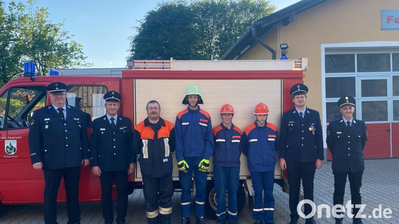 Kreisjugendfeuerwehrwart Wolfgang Bauer, Kreisbrandmeister Helmut Czepa, Jugendwart Gerhard Völkl (von links), Kreisbrandinspektor Klaus Schicker und Zweiter Kommandant Christian Walter gratulierten Nicolas Kunz, Benedikt Fischer und Jacob Keller (von rechts) zur bestandenen Prüfung. Bild: Angelina Kretzschmar/exb