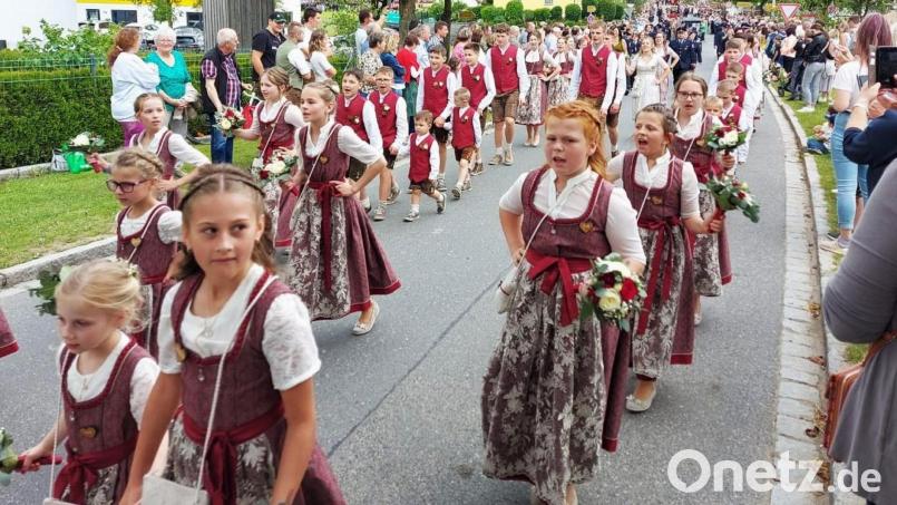 Die Nunzenrieder Festmädchen und Festburschen gehören zur ersten Riege beim Festzug. Bild: lg
