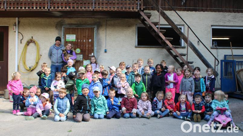 Der Ausflug des Städtischen Kindergartens Kunterbunt führte zum Bauernhof der Familie Stock nach Wetzldorf. Bild: Städtischer Kindergarten Kunterbunt/exb