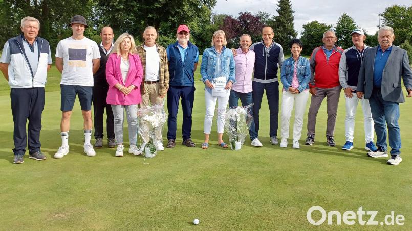 Der Schmidmühlener Präsident Harald Thies (links) und sein Spielleiter Reinhold Scharl (rechts) gratulierten den Siegerinnen und Siegern des 14. Haustechnik Schmid-Cups, bei dem am Samstag 68 Golferinnen und Golfer aus sieben Clubs am Start waren. Bild: lst/exb