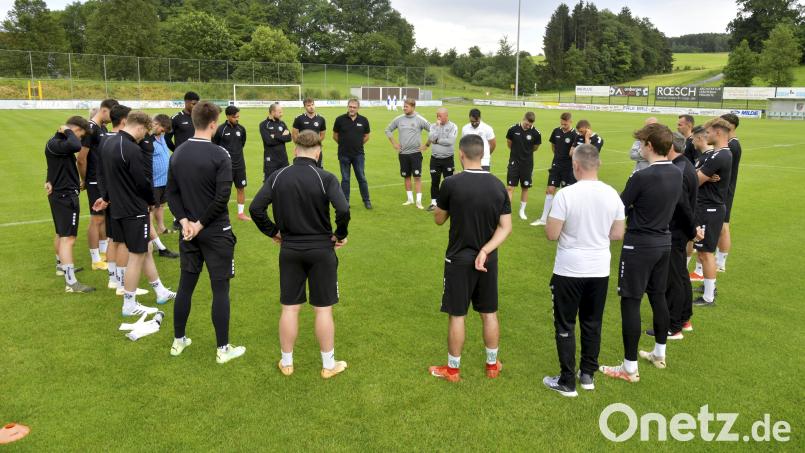 Die Spieler der DJK Gebenbach sind seit Montag wieder auf dem Platz. Bild: Hubert Ziegler