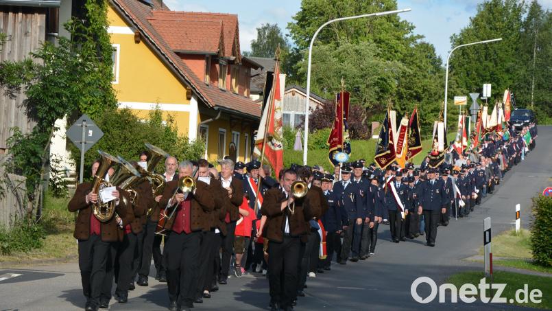 Ein stattlicher Kirchenzug bewegte sich am Samstagabend durch Zirkenreuth. Bild: jr
