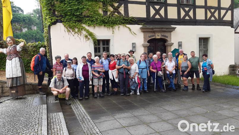 Zur Erinnerung an ihre Dreitagewanderung stellten sich die Teilnehmer vor dem Rathaus in Hohnstein zu einem Foto auf. Bild: Andreas Thillmann/exb