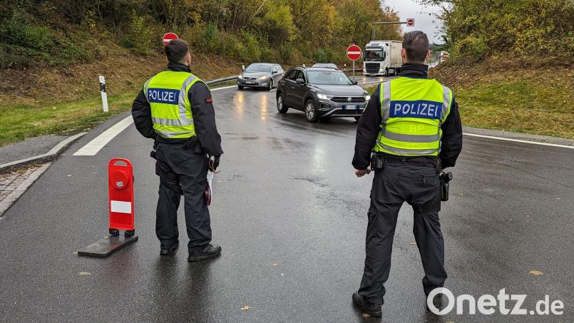 Bundespolizisten leiten zur Kontrolle Fahrzeuge am A-6-Parkplatz Ulrichsberg-Nord aus. Symbolbild: Bundespolizei