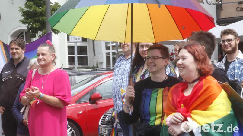 Die Teilnehmer am Christopher Street Day in Schwandorf sprechen sich für eine bunte, weltoffene Gesellschaft aus und forderten eine Gleichberechtigung auf allen gesellschaftlichen Ebenen. Bild: Hirsch