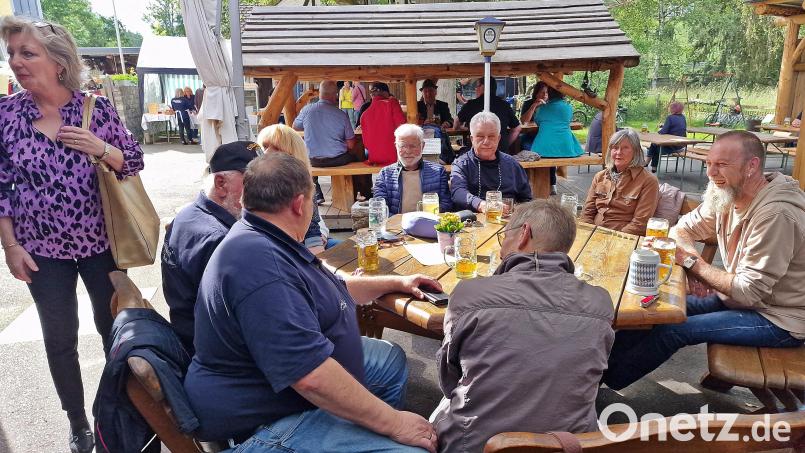 Gesellig und zünftig feiern die Besucher beim Gartenfest des Vereins „Gemütlichkeit Mooslohe“. Bild: Reinhard Kreuzer