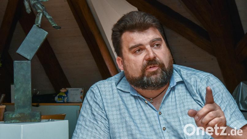 Unter seiner Amtsführung habe sich das Klima in der Stadtverwaltung gewandelt, heißt es: Bürgermeister Stefan Frank macht gerne mal einen Witz. Bild: Stephan Huber