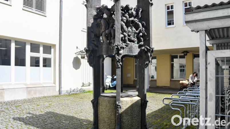 Versteckt und unscheinbar steht der Kartoffelbrunnen im Innenhof des Morawitzky-Palais in Amberg. Aktuell besteht zumindest Übereinstimmung, dass er an einen besser geeigneten Ort versetzt werden soll. Bild: Petra Hartl