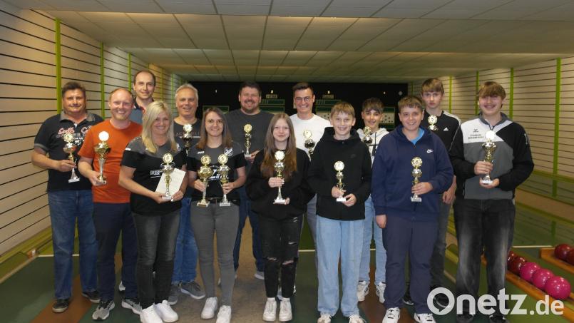 Die Schnittbesten und Clubmeister von Alle Neun Waidhaus wurden mit Pokalen geehrt. Bild: Thomas Wild