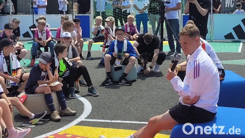 Nationalspieler Joshua Kimmich bei der Fragerunde mit den Kindern aus Raigering. Bild: Rainer Kohl