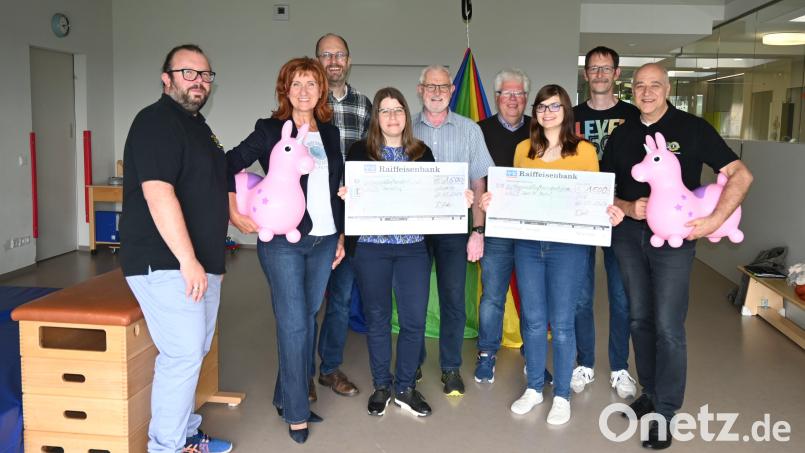 Das Präsidium des Neustädter Lions-Club mit Sebastian Denzler, Andrea Gollwitzer und Florian Schott überreichte an Ramona Reil und Kirchenpfleger Gerhard Loreth aus Schirmitz und an die Pirker Stefanie Reil und Kirchenpfleger Volker Keck (von links) die Spende, die durch ChorDiSono, vertreten durch Alexander Meiler (Vierter von rechts) und Christian Kick (rechts), eingesungen wurde. Bild: Kerstin Kiener