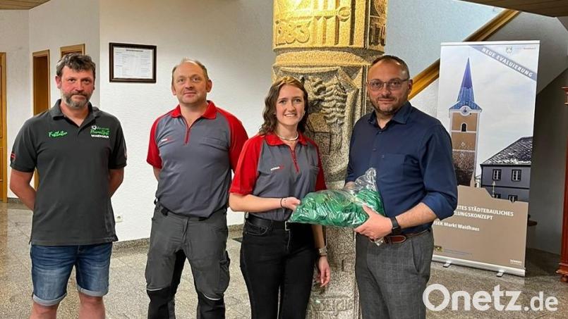 Carolin Weber und Wolfgang Landgraf (Mitte) übergeben die Abzeichen für das Heimatfest im Wert von rund 2500 Euro an den Waidhauser Bürgermeister Markus Bauriedl und Festleiter Tobias Kirner. Bild: Markt Waidhaus/exb