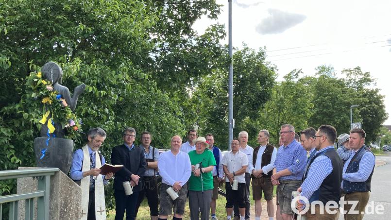 Zur Segnung der Vitus-Statue durch Pfarrer Helmut Brügel finden sich neben Bürgermeister Marcus Eichenmüller und Stadträten Mitglieder des Gartenbauvereins mit Vorsitzendem Helmut Wegele und Ehrenmitglied Willi Meier sowie den Verantwortlichen der Vituskirchweih mit Vorsitzendem Daniel Hutzler und Thomas Hottner ein. Bild: Obst- und Gartenbauverein Schnaittenbach/exb