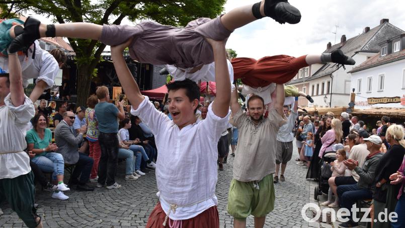 Was für ein bunter Festzug: Rittersleute, Edeldamen, Gaukler, Akrobaten und Musikgruppen zogen durch die Bärnauer Innenstadt. Tausende Besucher beklatschten die Vorführungen. Bild: ubb