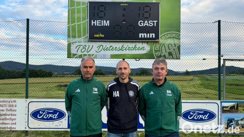 Thomas Meyer (links) ist neuer Trainer des TSV Dieterskirchen. Robert Hölzl (rechts) unterstützt ihn als Co-Trainer. In der Mitte Abteilungsleiter Andreas Hubatsch. Bild: Becher