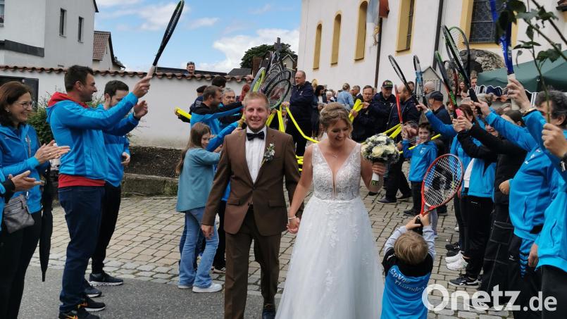 Feuerwehr und Sportverein Thurndorf mit ihrem Spalier für Felix Schraml und Katharina Blank vor der Pfarrkirche. Bild: hzi
