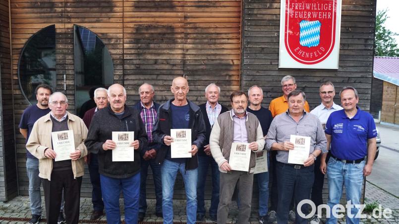 Kommandant Christian Lenk (links) und Vorsitzender Berthold Maier (rechts) ehren langjährige Mitglieder (vordere Reihe, von links): Lorenz Kummer, Karl Meyer, Josef Lengfelder, Alfred Schmalzl und Richard Schmalzl; hintere Reihe (von links): Herbert Ott, Max Robl, Hubert Kummer, Hans Falk, Sepp Falk und Richard Falk. Bild: fdl