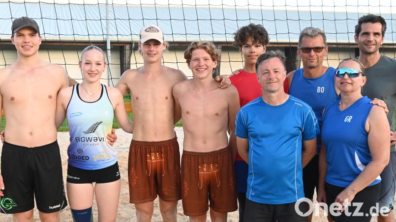 Die Sieger-Teams des Quattromixed-Beachvolleyballturnier (von links): Die vier „Balkon Ultras“, Sebastian Helm, Tessa Rödiger, Paul Roggenhofer und Ben Kühnert, und die Volleyballer aus Ursensollen, Maxi Bothner, Günter Scholzen, Oliver Busch, Gabi Ringer und Turnierleiter Stefan Hierl. Bild: gf