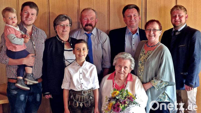Groß war die Gratulantenschar zum 90. Geburtstag von Anna Näger. Am Abend stießen noch weitere Gratulanten aus der Familie hinzu. Von links: Urenkelin Marie mit Vater Johannes, Ehefrau Frieda und Sohn Hans, Sohn Franz mit Ehefrau Edith, Zweiter Bürgermeister Dominik Baschnagel, (sitzend) Anna Näge und (links) Urenkelin Pia. Bild: R. Kreuzer