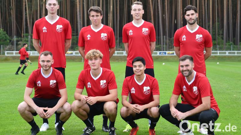 Zum Trainingsauftakt waren diese Neuzugänge des SC Luhe-Wildenau dabei: (stehend von links) Maximilian Hiltl, Jonas Held, Toni Beierl, Pauls Weidhas; ( (hockend von links) Daniel Füssl, Emil Paul, Emilio Aza, Daniel Hartnegg. Bild: A. Schwarzmeier