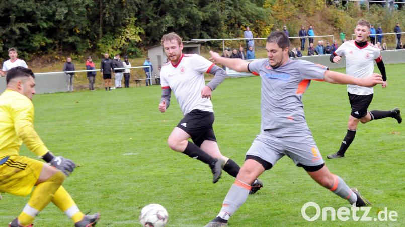 Der TSV Waldershof (Julian Schindler, graues Trikot, im letztjährigen Kreisliga-Spiel gegen die SpVgg Wiesau/2:1) geht in der Saison 2024/25 mit drei Mannschaften an den Start. Archivbild: hho
