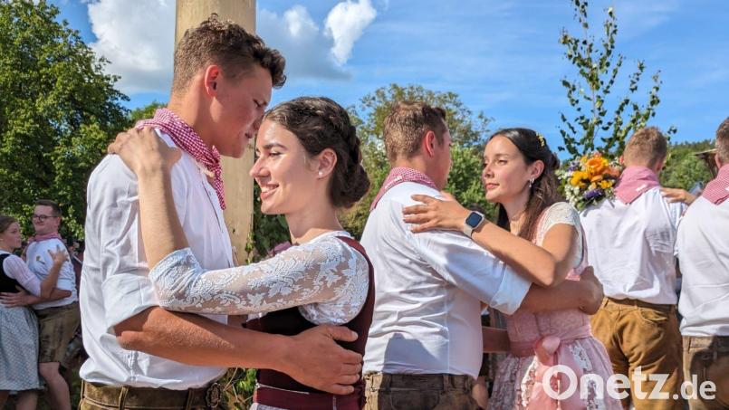 Das Baumaustanzen war der Höhepunkt der Kirwa in Großenfalz. Bild: Großenfalzer Kirwagemeinschaft/exb