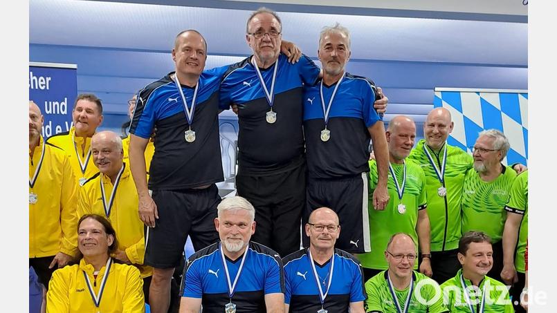 Die Ü50-Kegler des SKV Hirschau sind bayerischer Meister: Hinten von links: Manfred Kirschner (TSV Kümmersbruck), Claus Rösch (RW Hirschau), Jens Paukstadt (RW Hirschau). Vorne von links: Jürgen Stephan (FAF Hirschau), Jürgen Wenzl (RW Hirschau). Bild: sga/exb