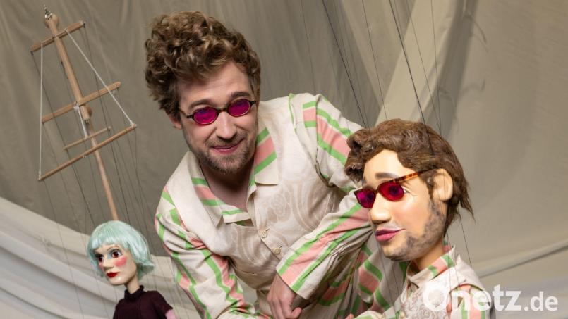 Der Schauspieler Julius Kuhn gibt im Probenraum des Staatstheaters der Marionette „Nathanael“ die Hand. Bild: Stefan Puchner/dpa