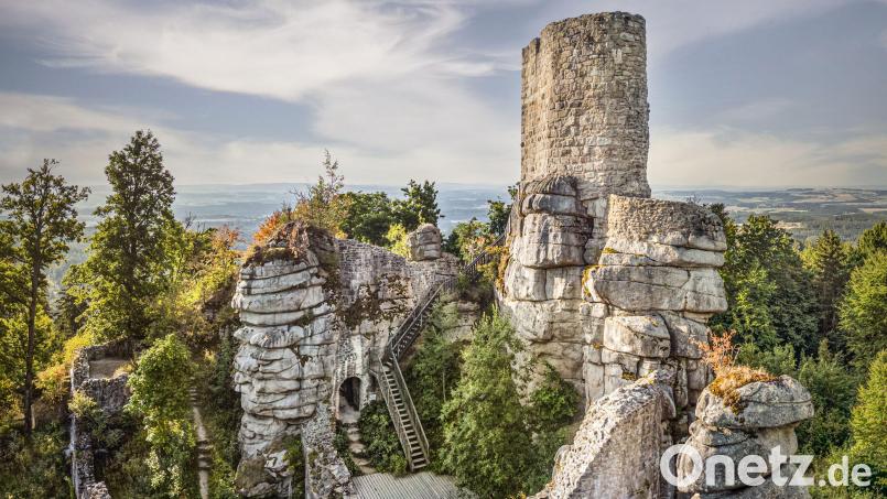 Auf der Burgruine Weißenstein kann man gemeinsam den Sonnenaufgang erleben. . Bild: Peter von Felbert/exb