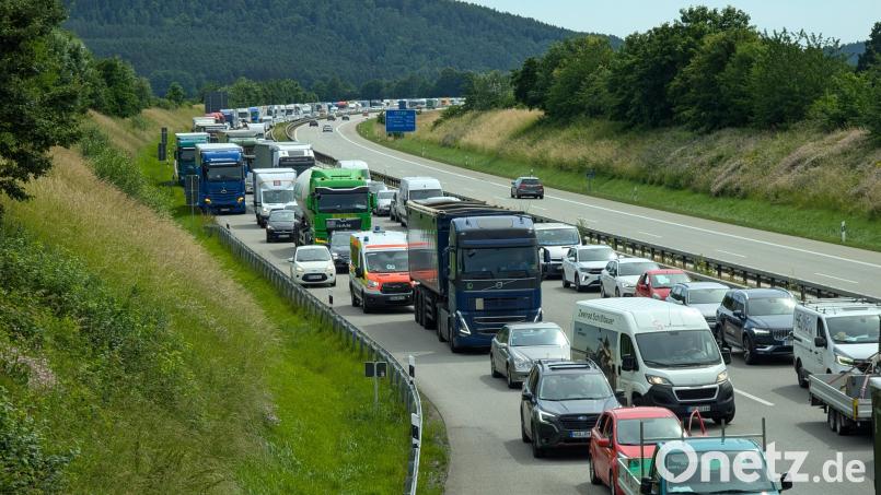 Ein Unfall auf der A 93 bei Pfreimd sorgt für einen längeren Stau und eine Komplettsperrung der Autobahn. Der Verkehr muss knapp zwei Stunden lang an den Anschlussstellen Nabburg (Bild) und Pfreimd ausgeleitet werden. Bild: Kristin Winderl