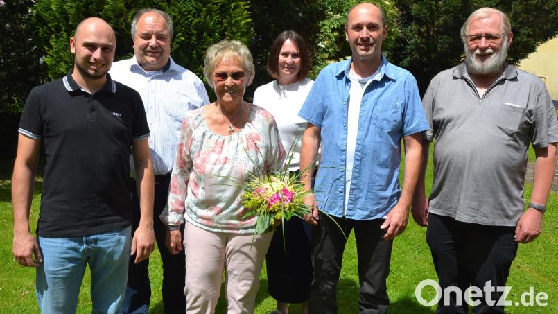 Maria Ernst (Dritte von links) feierte am Sonntag ihren 80. Geburtstag. Es gratulierten unter anderem Enkel Manuel (links), Sohn Harald (Zweiter von rechts) und Schwiegertochter Martina (hinten) sowie Pfarrseelsorger Pater Benedikt Leitmayr (rechts) und Zweiter Bürgermeister Stefan Siller. Bild: jr