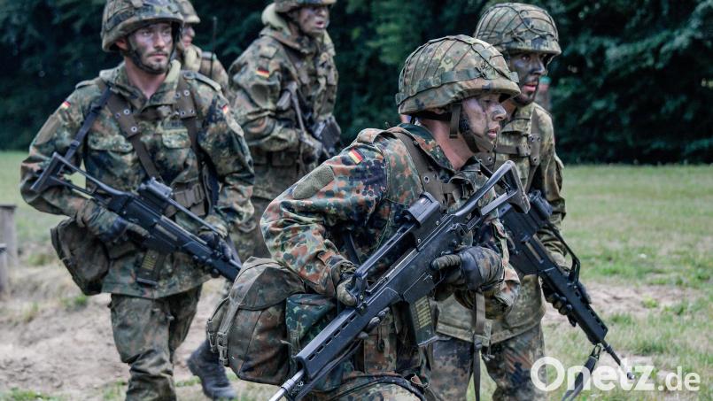 Soldaten nehmen an der Gefechtsausbildung teil. Symbolbild: Axel Heimken/dpa