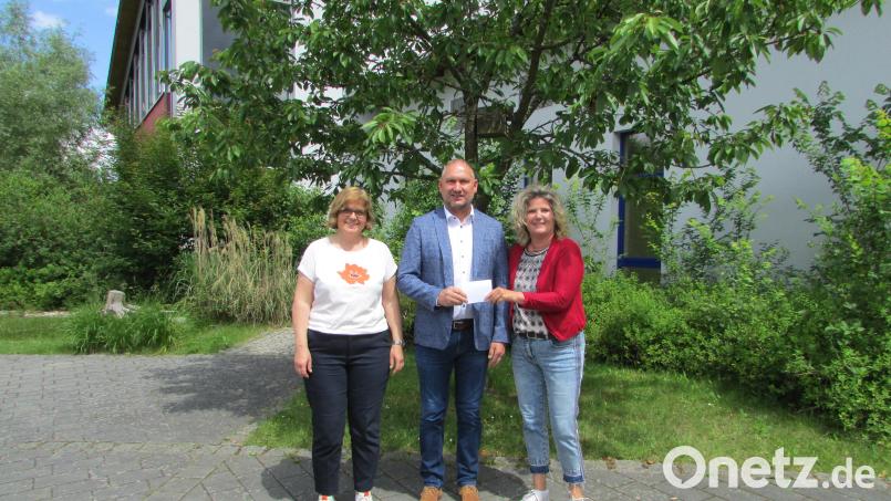 Beate Merkel (rechts) überreicht an Schulleiterin Anja Kraus und Bürgermeister Richard Kammerer eine Spende von 600 Euro von der Schimmel AG. Bild: sei/exb