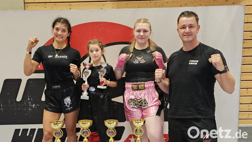 Die erfolgreichen Amberger Kickboxer (von links): Jenny Wurster, Mila Wurster, Laura Paßler, Coach Erich Aul. Bild: Sabine Paßler/exb