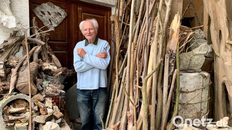 Der Künstler Günter Mauermann in seinem Atelier am Weidener Hammerweg. Der 85-Jährige plädiert für eine Verlegung des von ihm geschaffenen Amberger Kartoffelbrunnens. Bild: Gabi Schönberger