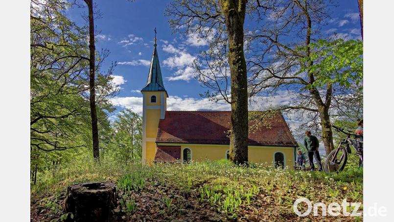 Es ist ein Kraftort: Oben auf dem Johannisberg (605 Meter) steht die Wallfahrtskirche St. Johann. Bild: gri