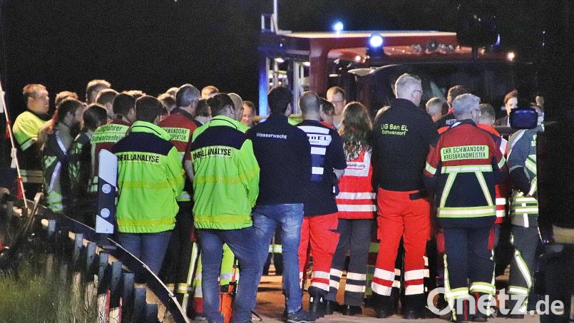 Über zwei Stunden nach dem Beginn des Einsatzes kommen die Retter zum ersten Mal zur Ruhe. Sechs Menschen, darunter zwei Kinder und ein Jugendlicher werden bei dem Unfall unweit von Sonnenried (Markt Schwarzenfeld) lebensgefährlich verletzt. Der Mittlere, ein Achtjähriger, verstirbt noch vor Ort. Die Helfer sind erschüttert und versammeln sich zu Stille und Gebet. Bild: Thomas Dobler
