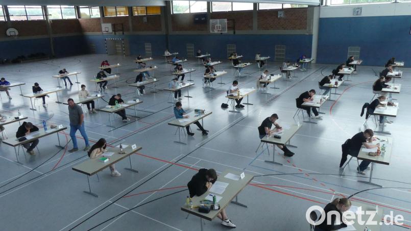 Für 48 Absolventen der Wirtschaftsschule	begann in der Mehrzweckhalle der Prüfungsendspurt. Bild: rn