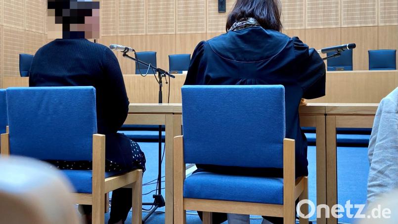 Die Angeklagte (links) mit ihrer Anwältin Monika Sehmsdorf im großen Sitzungssaal des Landgerichts Weiden. Bild: jut