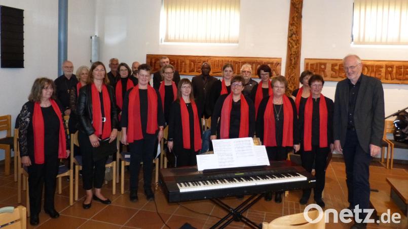 Das Foto zeigt den Gospelchor Wunsiedel, rechts Kirchenmusikdirektor Reinhold Schelter, in der Martin-Luther-Kirche Bild: Manuela Göldner-Gruber/exb